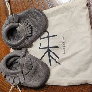 Freshly Picked Size 3 Gray Moccasins Baby leather dust bag